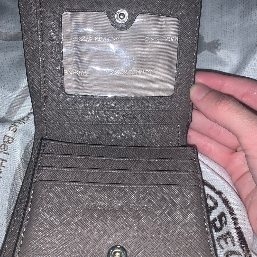 Grey Michael Kors Wallet 🔻🔻🔻🔻🔻🔻